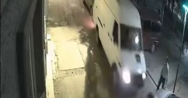 Minibüsüyle geri manevra yaparken, 2 otomobile çarpıp kaçtı; o anlar kamerada Bursa Haberleri