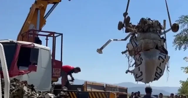 İzmir’de düşen eğitim uçağının enkazı kaldırıldı VİDEO İZLE