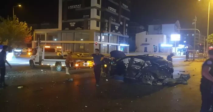 Kavşağa çıkan otomobili adeta biçti, sürücü araçtan fırladı: 3 yaralı