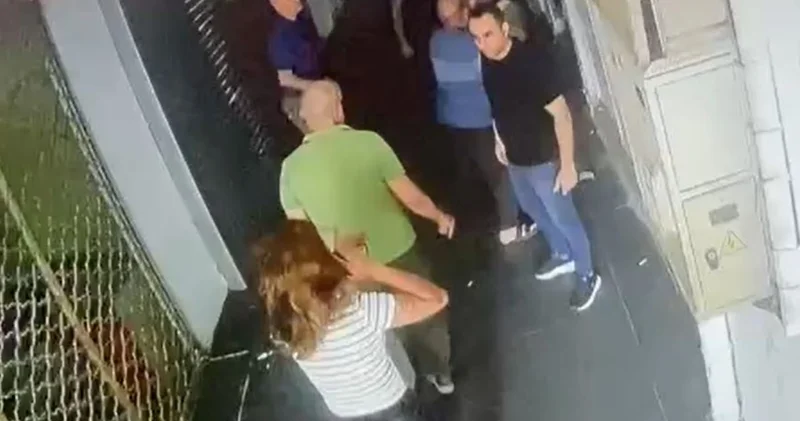 2 erkek kadını herkesin içinde darbetti