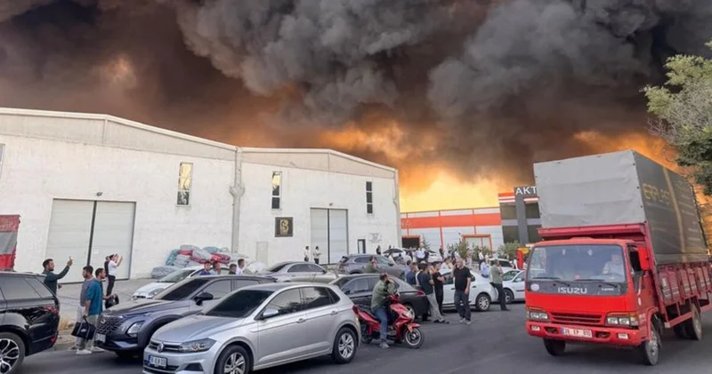 Kayseri de keçe fabrikasında çıkan yangına müdahale ediliyor