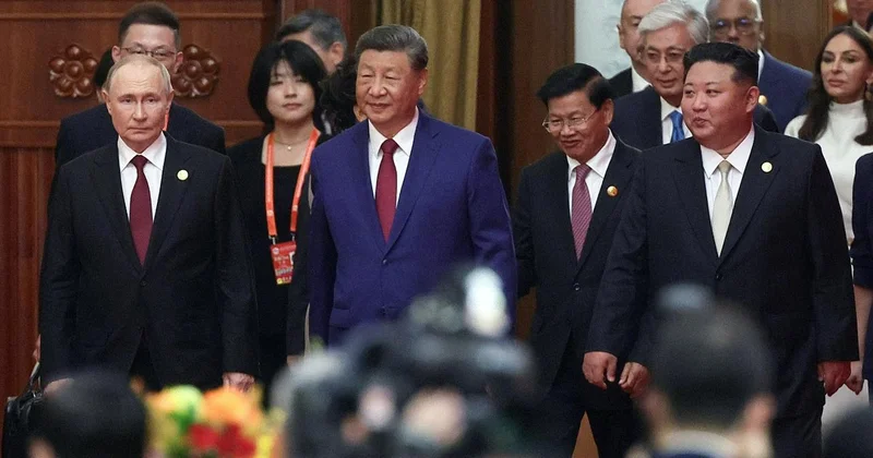 Çin deki askeri geçit törenine katılan Kim, ilk kez çok taraflı diplomatik bir etkinlikte yer aldı