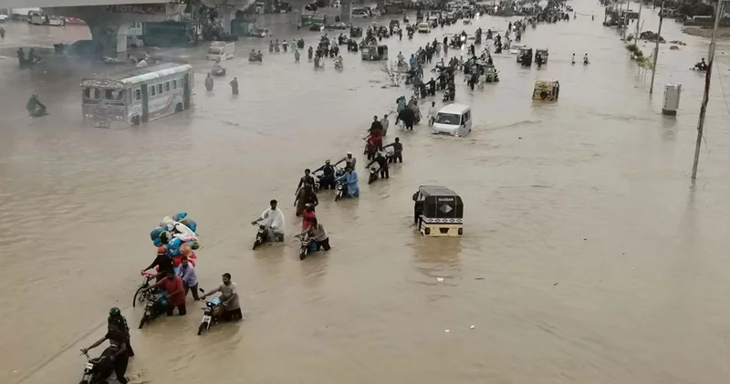 Pakistan da seller nedeniyle 300 bin kişi tahliye edildi