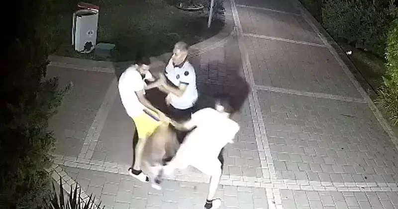 Oğluyla kavga eden çocuğu darbetti; o anlar kamerada