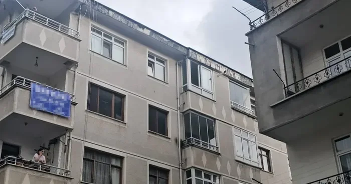 Artvin de kahreden haber: 10 günlük bebek 5. kattan düşerek hayatını kaybetti! Babasının kucağındaymış...
