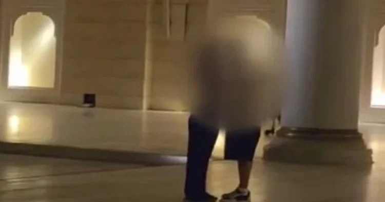 İstanbul da camide uygunsuz hareketlerde bulunan kişilere 1 yıla kadar hapis istemi