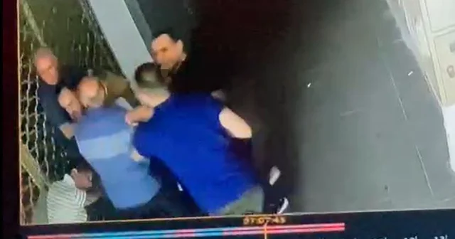 Adana da 2 erkek, kadını dükkanın önünde darbetti; o anlar kamerada Adana Haberleri