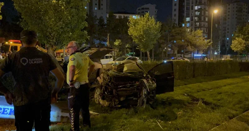 Kayseri de otomobil tramvay yoluna uçtu: 1 ölü, 1 yaralı