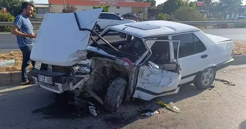 Hafif ticari araç çarpışan Tofaş hurdaya döndü: 2 yaralı