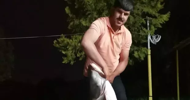 Elazığ haberleri Elazığ da baba oğul, yakaladıkları balığın kilosuna inanamadı 03 Eylül 2025