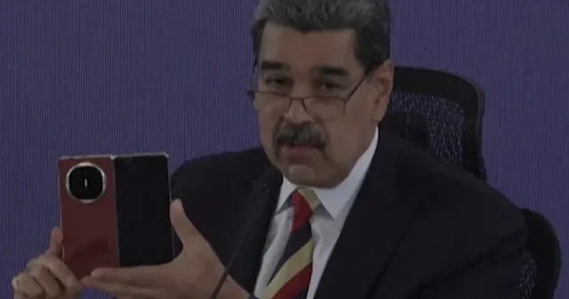 Maduro Xi nin hediye ettiği telefonla sahneye çıktı: Amerikalılar bunu ne casus uçaklar ne de uydular ile dinleyemez VİDEO İZLE