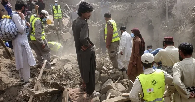 Afganistan da 6 büyüklüğünde depremin ardından arama kurtarma çalışmaları sürüyor