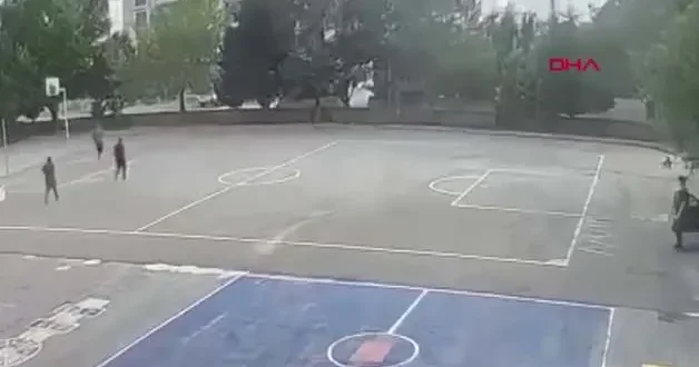 Çocukların üzerine giden aracı okul müdürü son anda durdurdu