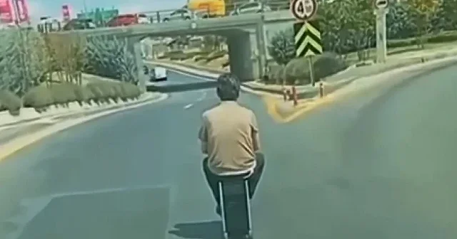 Ankara da elektrikli valizle trafikte seyreden kişinin görüntüleri kamerada VİDEO İZLE
