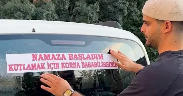 Namaza başlayan gence trafikte büyük destek VİDEO İZLE