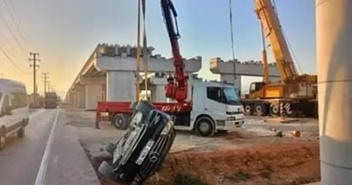Kontrolden çıkan otomobil üst geçit inşaatına düştü: 4 kişi yaralandı