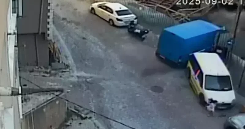 Kağıthane’de minibüs inşaat alanına girdi; çocukların ölümden saniyelerle kurtulduğu anlar kamerada
