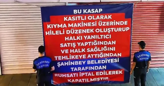 Dolandırıcı esnaf müşteriye bozuk et satmak için düzenek kurdu VİDEO İZLE