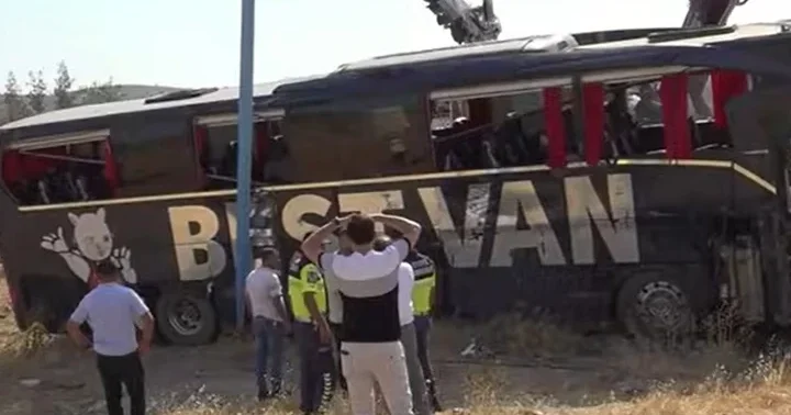 Son dakika... Şanlıurfa da yolcu otobüsü devrildi: 27 yaralı
