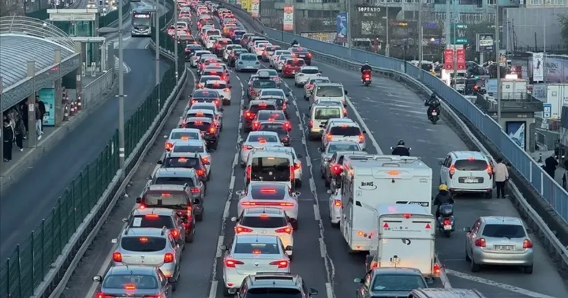 İstanbul da trafik yoğunluğu yüzde 80 e kadar ulaştı