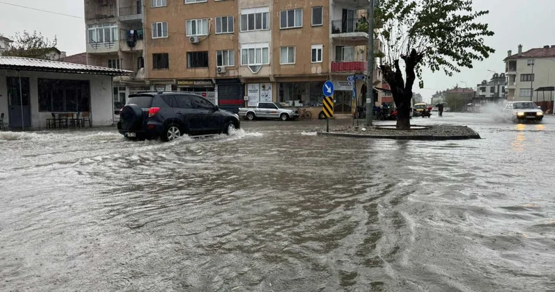Muğla yı sağanak vurdu! Evleri su bastı