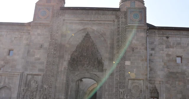 Belçikalı gezginler klasik otomobilleriyle Erzurum da Erzurum Haberleri