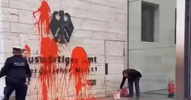 Soykırım destekçisi Alman Dışişleri Bakanlığı kan kırmızısına boyandı VİDEO İZLE