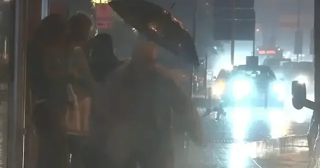 İstanbul’da sağanak yağış hayatı olumsuz etkiledi: Vatandaşlar duraklara sığındı VİDEO İZLE