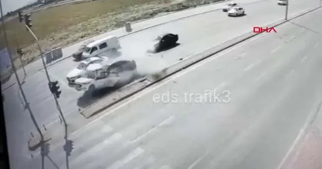 Konya da cinayet gibi kaza! Korkunç görüntü kamerada, ışıkta bekleyen sürücü canından oldu