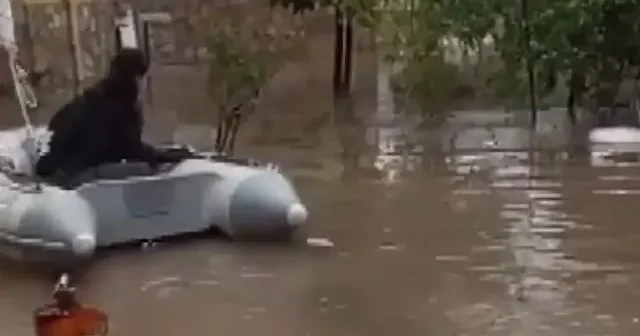 Fethiye de sağanak yağış yolları göle çevirdi: Vatandaşlar botla gezip olta attı VİDEO İZLE