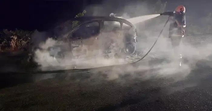Alev topuna dönen otomobil kullanılamaz hale geldi