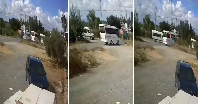 Antalya da feci kaza: Okul servisi ile midibüs çarpıştı çok sayıda öğrenci yaralı Gündem Haberleri