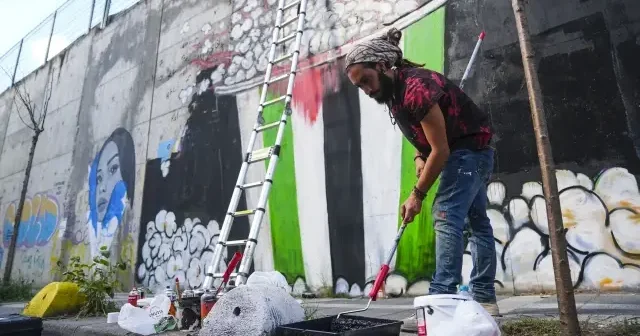 Dünyanın Gazze ye olan sessizliğine sanatıyla tepki gösterdi: Dünya izlerken muralı büyük beğeni gördü VİDEO İZLE