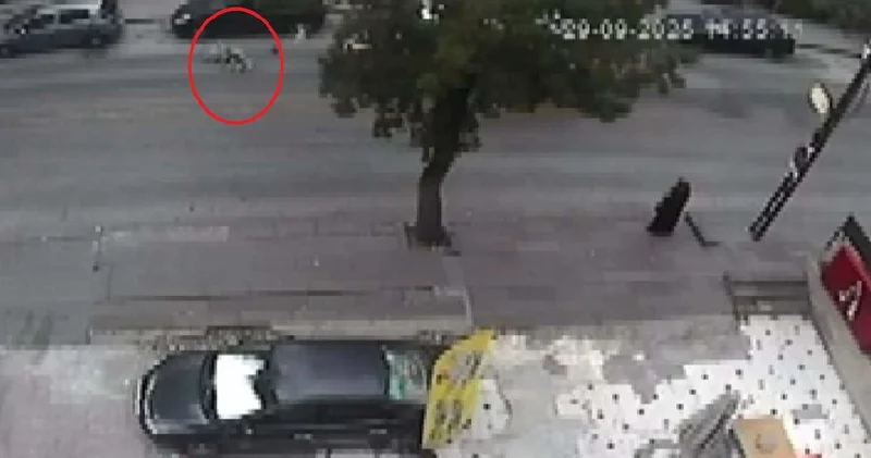 Yolun karşısına geçerken can verdi: Kaza kamerada!