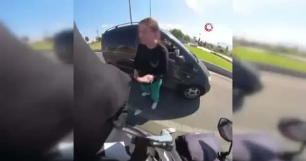 Trafikte korkunç kavga! Kız arkadaşını darp eden kişileri takip edip acımadan saldırdı