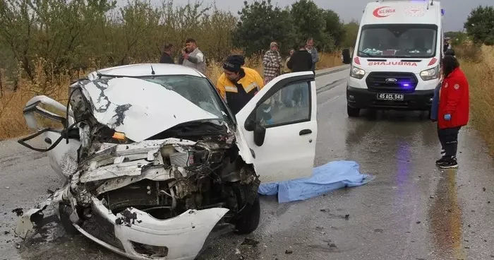 Otomobil ile kamyonet kafa kafaya çarpıştı: 1 ölü, 2 yaralı