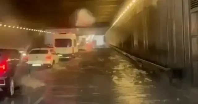 İzmir’de sağanak sonrası hayat felç oldu: Yollar göle döndü VİDEO İZLE