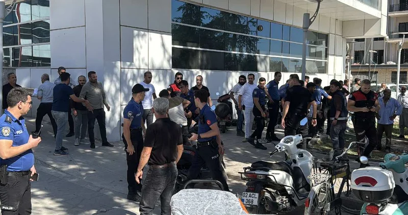 Adliye önünde iki grup birbirine girdi!
