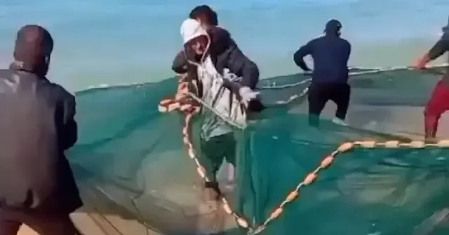 Filosu dikkatleri dağıttı: Gazzeliler balık tuttu VİDEO İZLE
