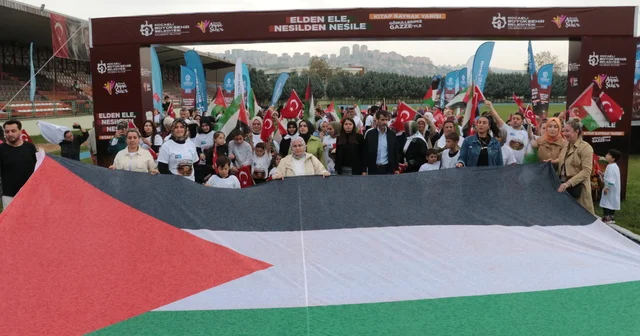 Kocaeli de bayrak yarışına katılan aileler, Gazze ye destek mesajı taşıdı Kocaeli Haberleri