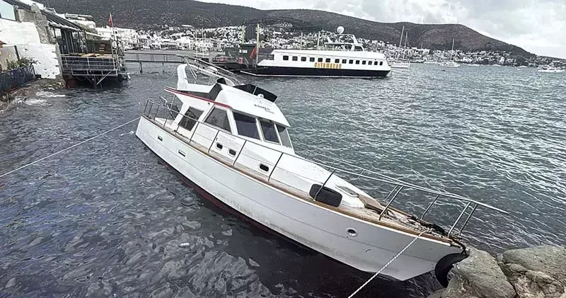 Bodrum da kuvvetli rüzgar; tekne karaya vurdu