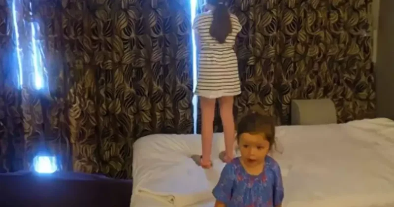 Otel odasının perdelerini aralayan aile manzara karşısında şok oldu