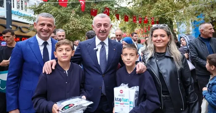 Tarihi çınarlara 5 bin kitap asıldı, Kocaeli’de kitaplar yine ağaçlarda açtı! Guinness rekoru için girişim başladı