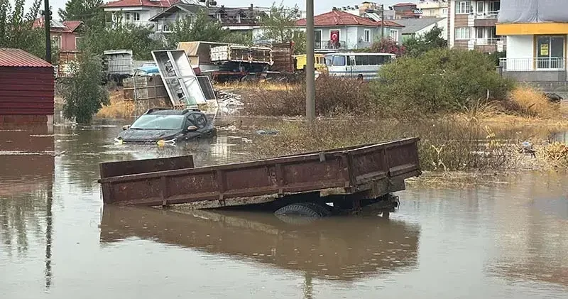 Muğla da sağanak; cadde ve sokaklar göle döndü