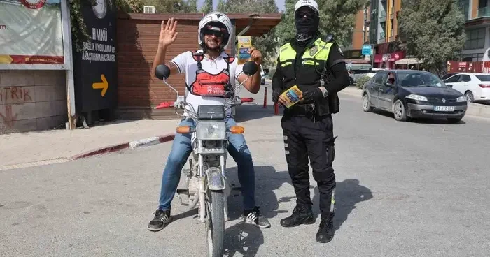 Ekmek parasını motosiklet üstünde kazanan kurye: Evde beni bekleyen 2 çocuğum ve eşim var, hayatta kalmak için kaskı takıyorum