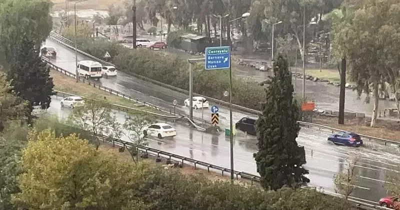İzmir de yağış etkili oldu
