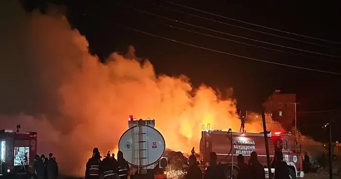 Tekirdağ da hurdalıkta yangın