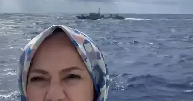 Gazze ye doğru giden Özgürlük Filosu na Yunan askeri gemisi yaklaştı VİDEO İZLE