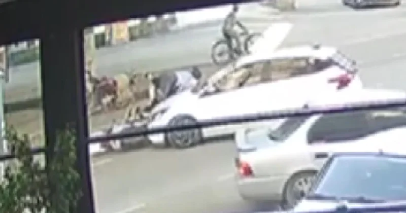 Aynı yerde ikinci kez otomobil çarptı: Kaza anları kamerada