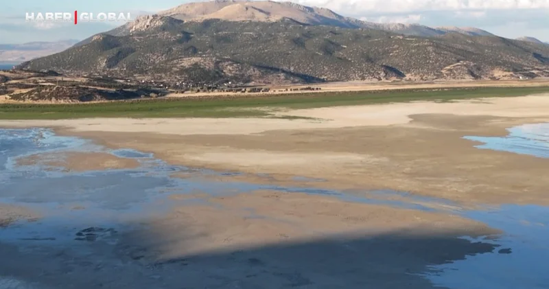 Eğirdir Gölü ilk kez ikiye bölündü